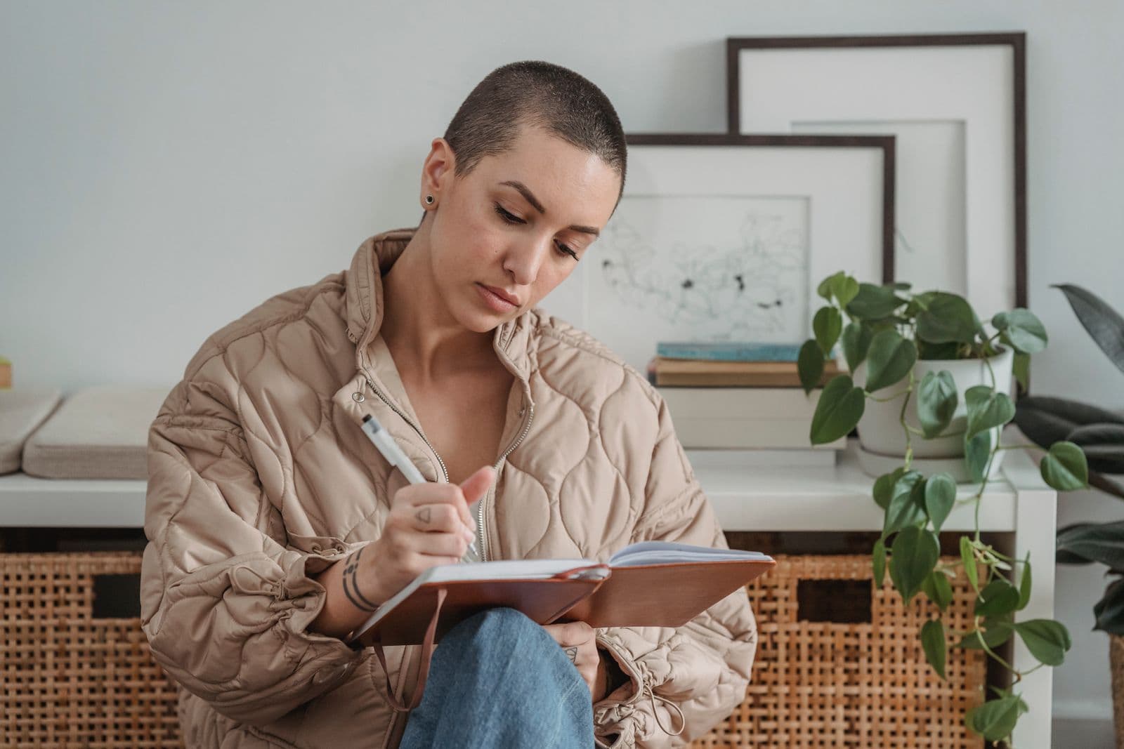 A coaching student writing reflective notes during experiential learning